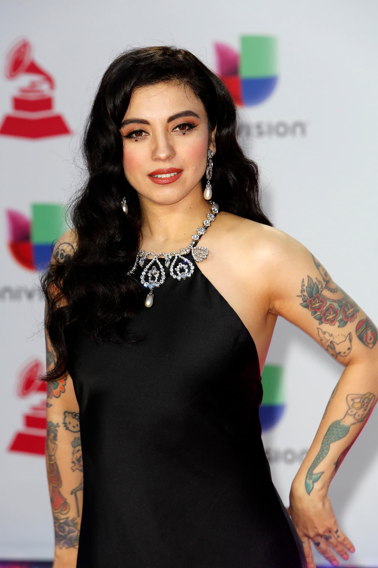 Mon Laferte impone exagerado reglamento para tomarse selfies con ella