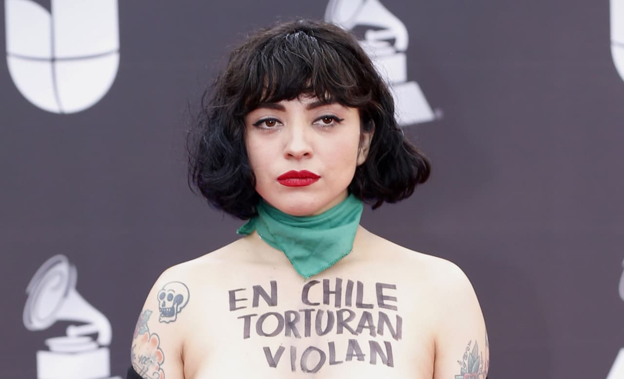 'En Chile violan': Mon Laferte hace poderosa protesta en topless en los Latin Grammy 2019