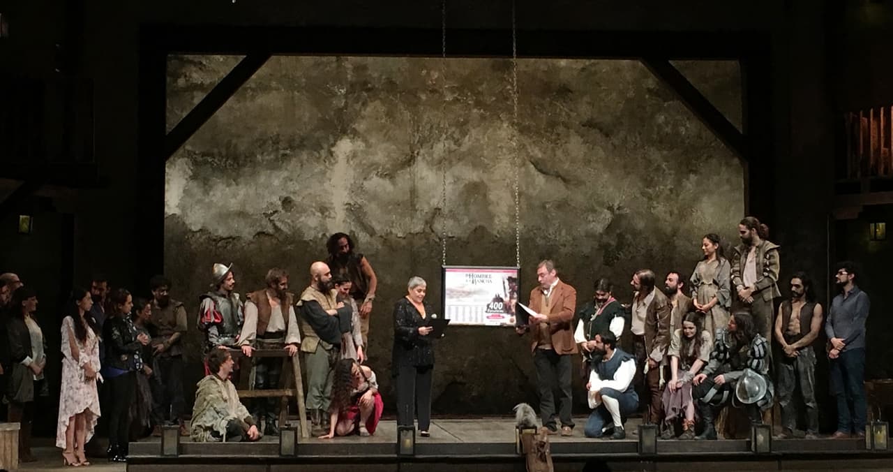 80106006. México, 6 Ene. 2018 (Notimex-Verónica Pérez).- La cantante Lupita D’alessio develó la placa por 400 representaciones de “El hombre de la Mancha”, pieza teatral que protagoniza su hijo Ernesto D’alessio. NOTIMEX/FOTO/VERONICA PEREZ/COR/ACE