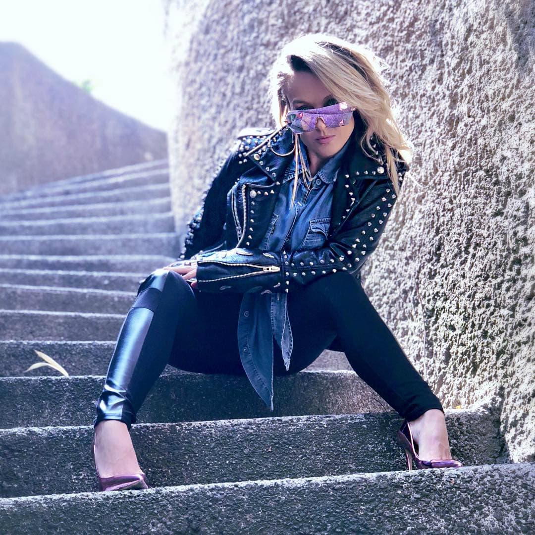 Fey enciende las redes sociales con diminuto short