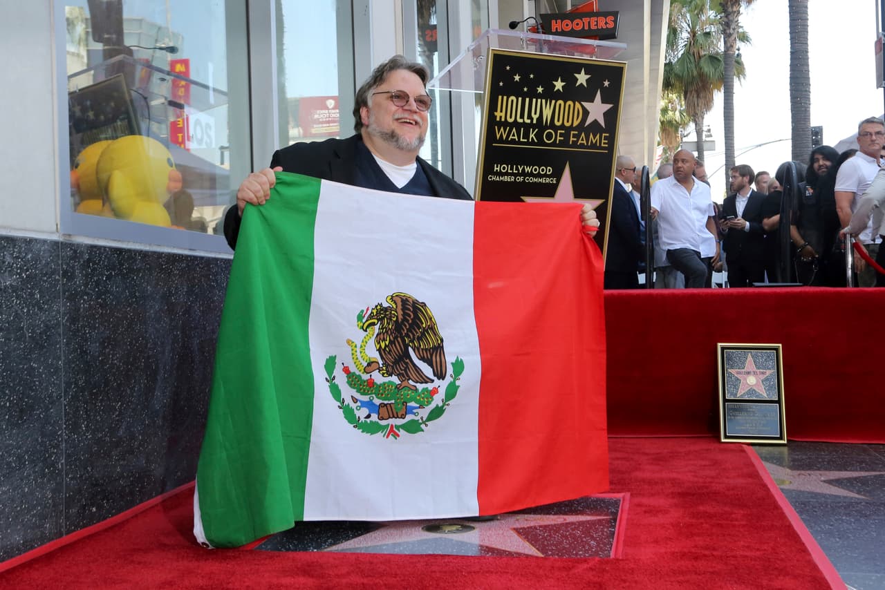 Guillermo del Toro da un emotivo discurso al recibir estrella en Hollywood por la diversidad y migrantes