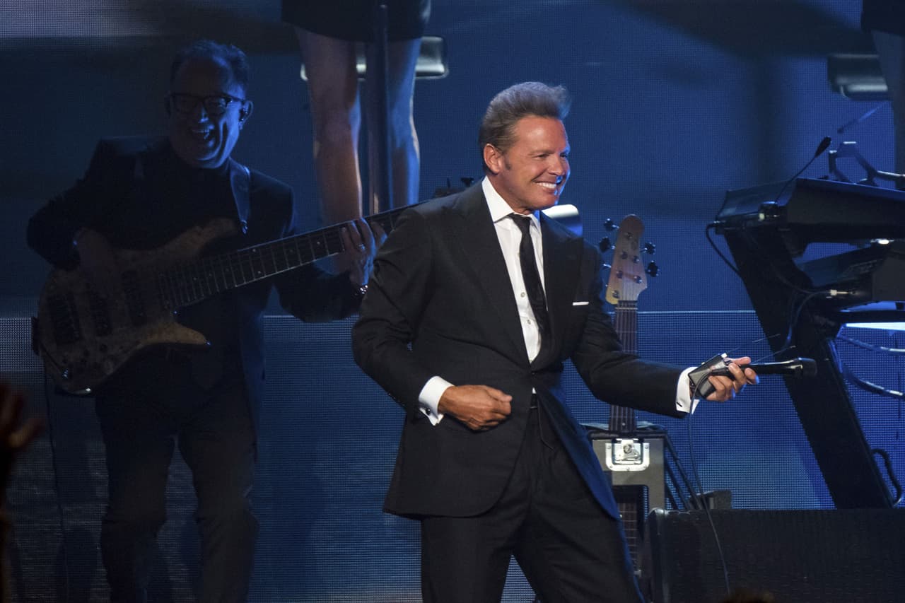 Corista de Luis Miguel abandona la gira del cantante