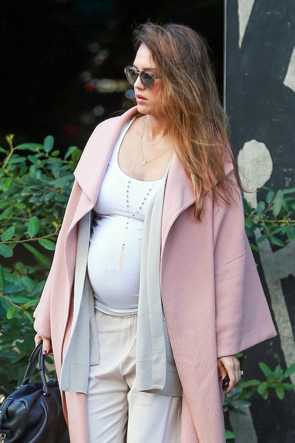 Jessica Alba espera a su tercer hijo. En redes sociales y en las calles de Los Ángeles muestra cómo crece su pancita. Foto: The Grosby Group