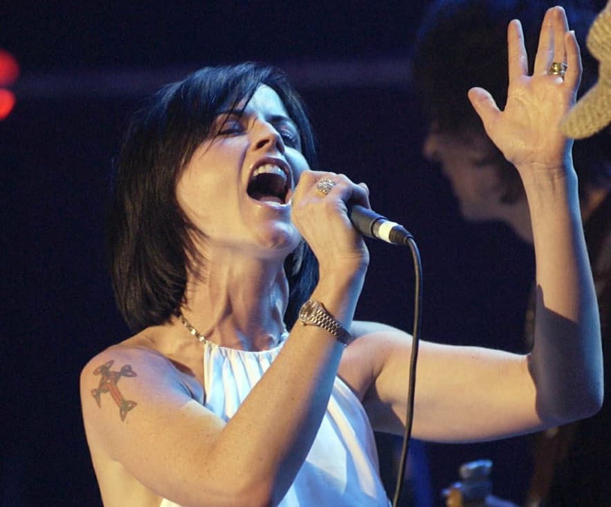 Surge versión que señala que Dolores O' Riordan se habría suicidado