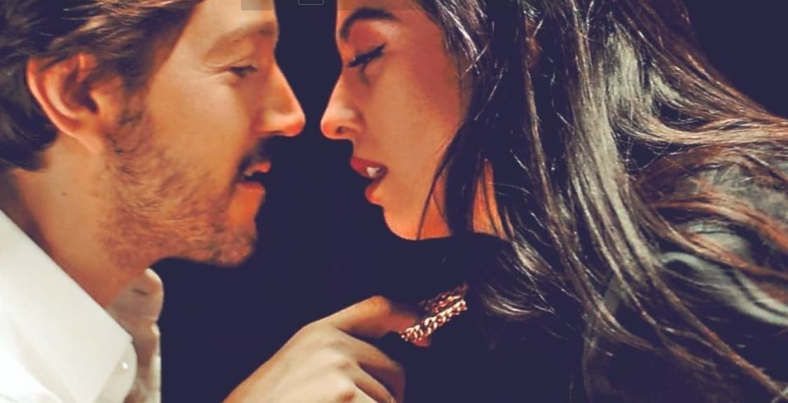 Mira cómo Diego Luna besa a Mon Laferte en su nuevo video