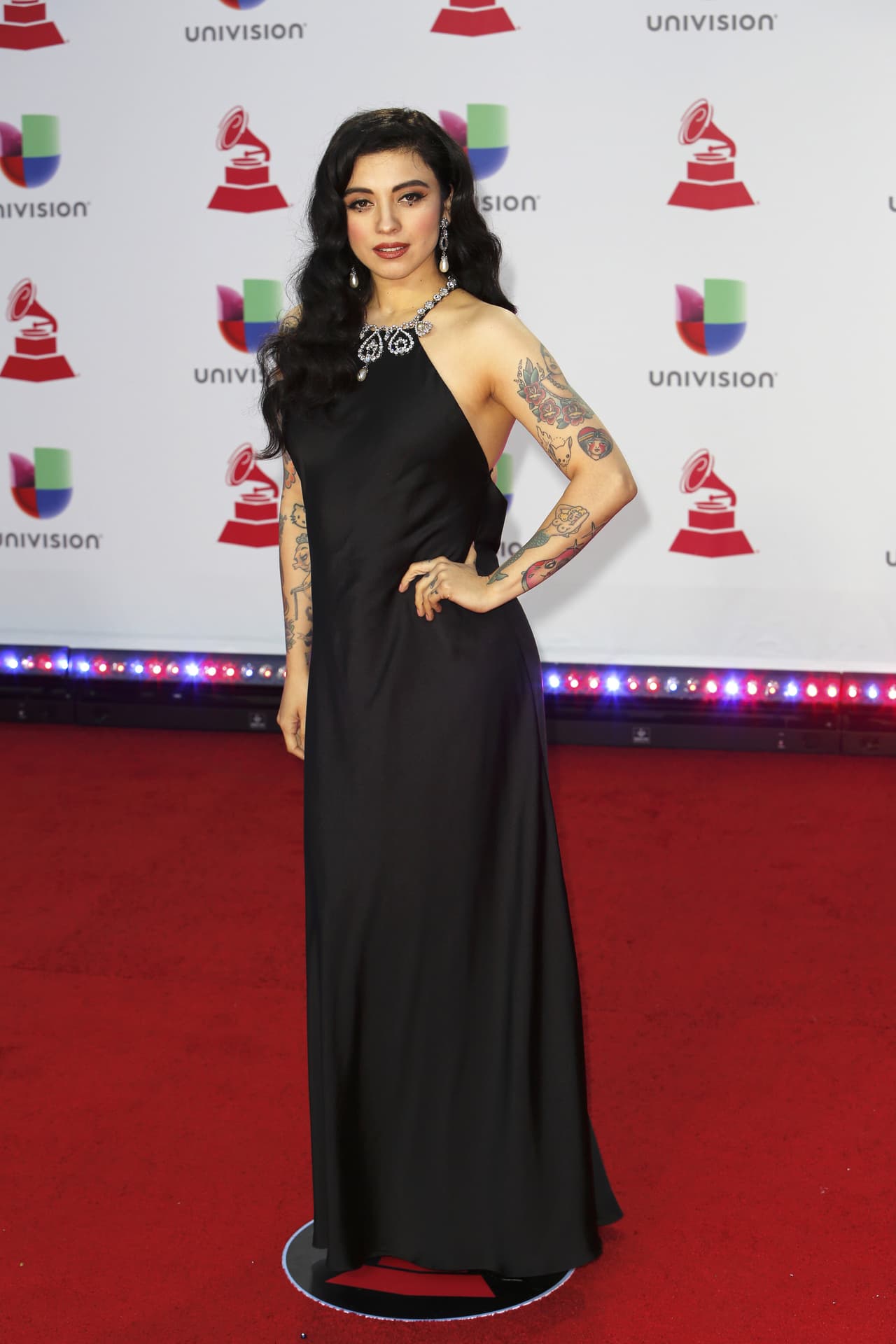Mon Laferte confiesa estar enamorada de una mujer en pleno show: "la amo con toda mi alma"