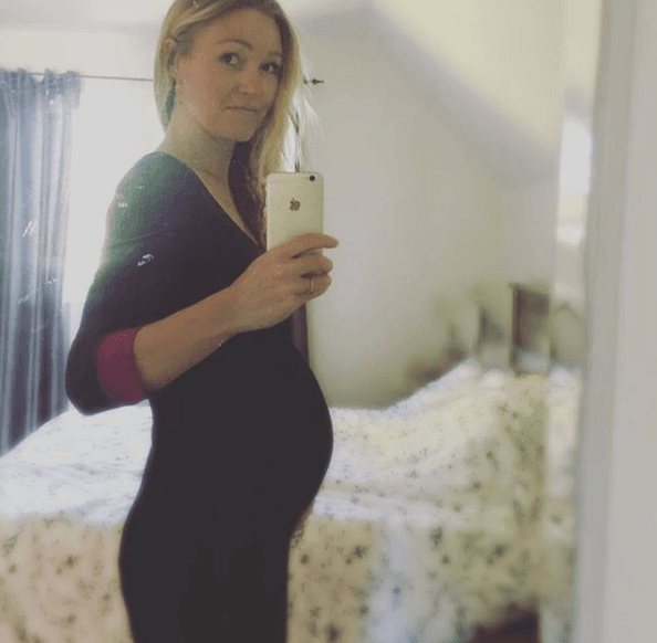 Julia Stiles anunció su embarazo en junio. La actriz compartió varias fotos de su pancita y en octubre nació Strummer Newcomb Cook. Foto: Instagram