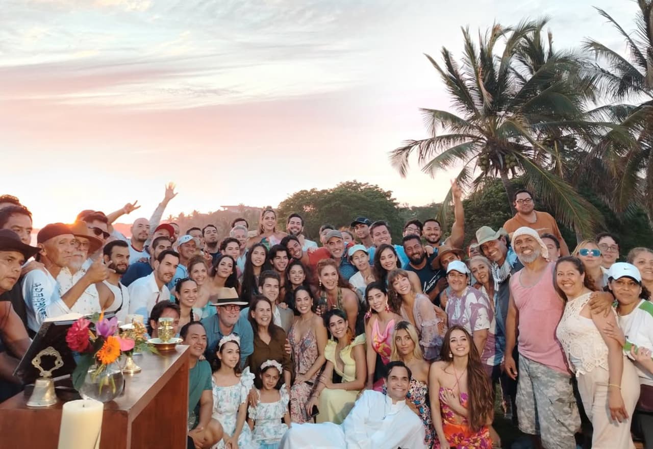 'Tan cerca de ti, nace el amor.'
