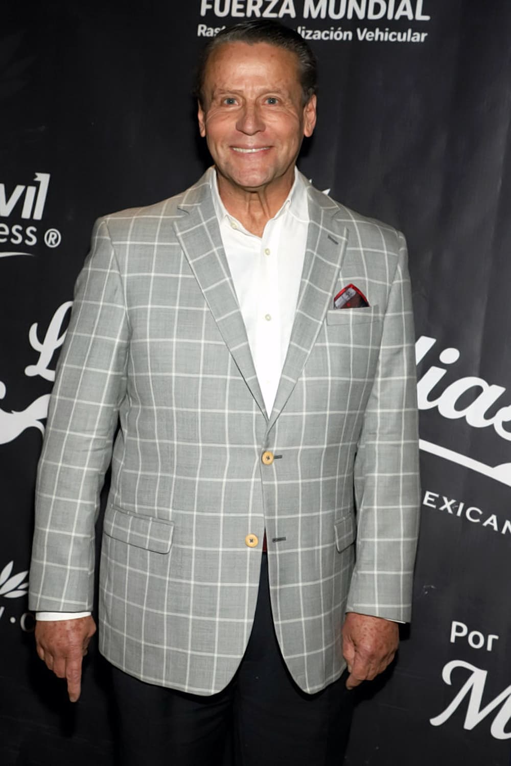 Alfredo Adame graba video para invitar a empleados a posada de su empresa