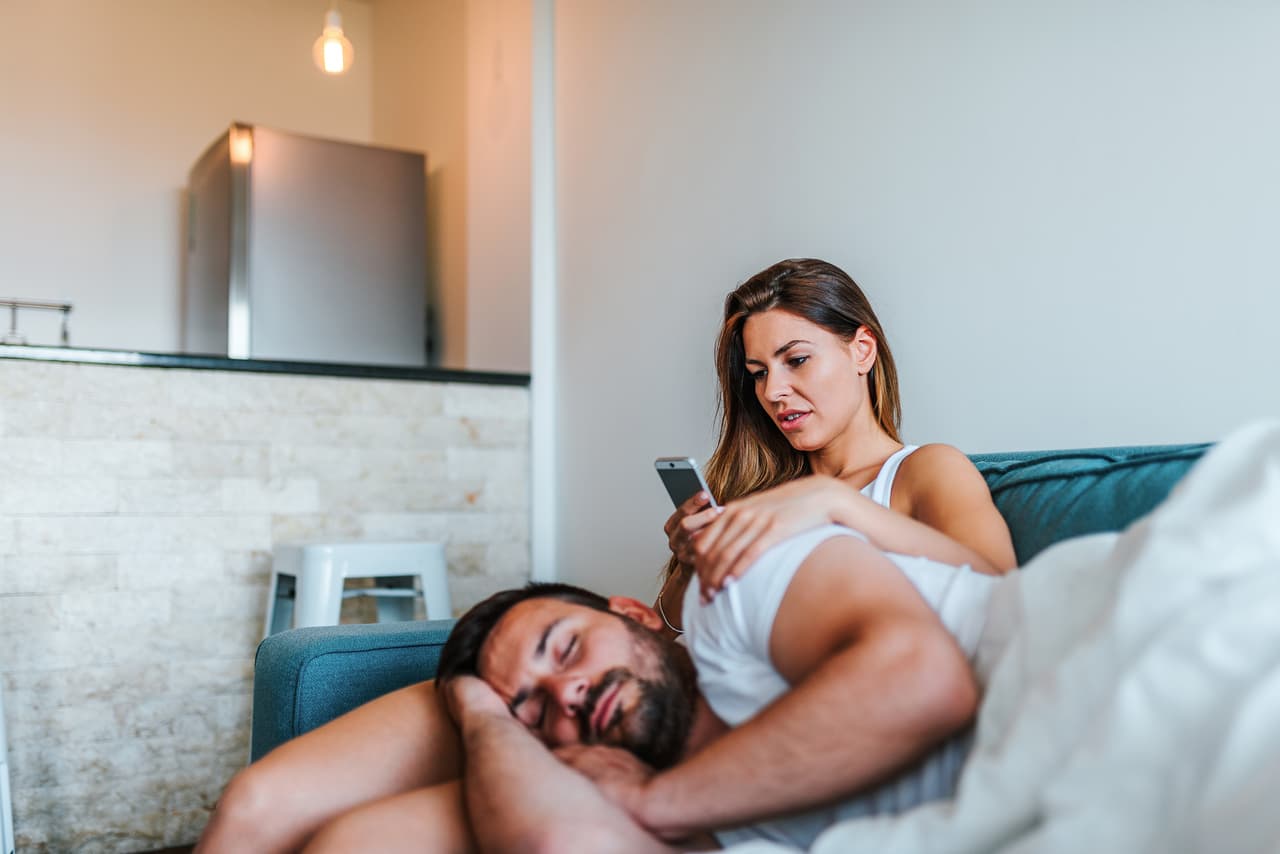 Cinco razones para no revisar el celular de tu pareja