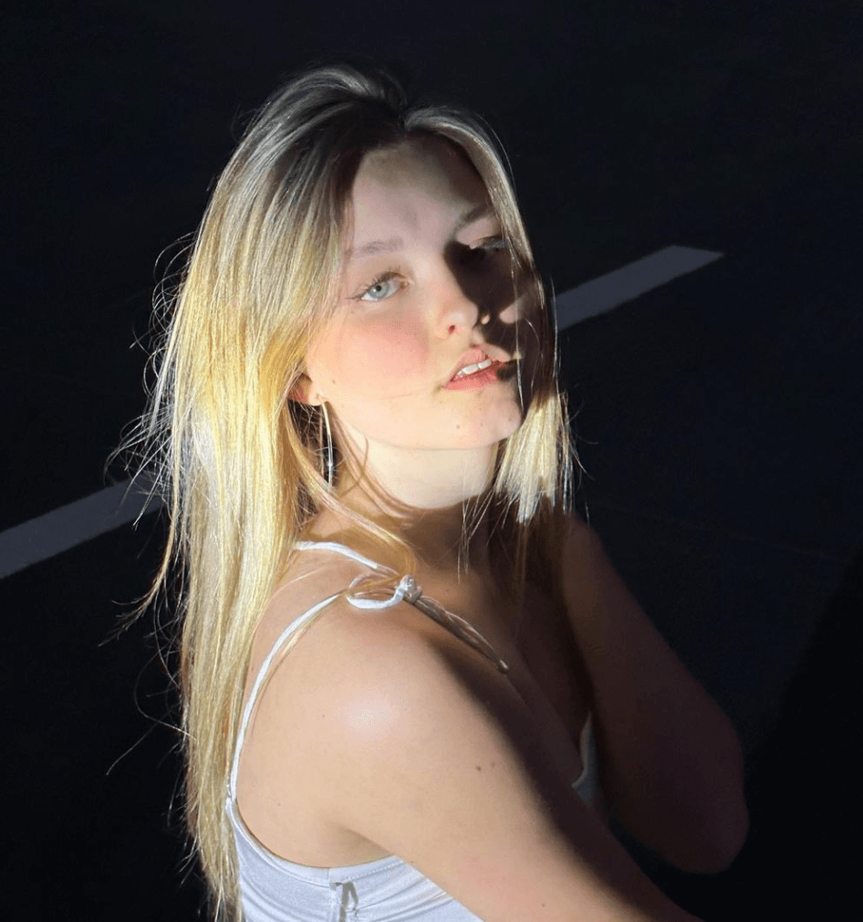 Isabella Tena aparece con espectacular vestido de XV años ¡y parece una princesa!