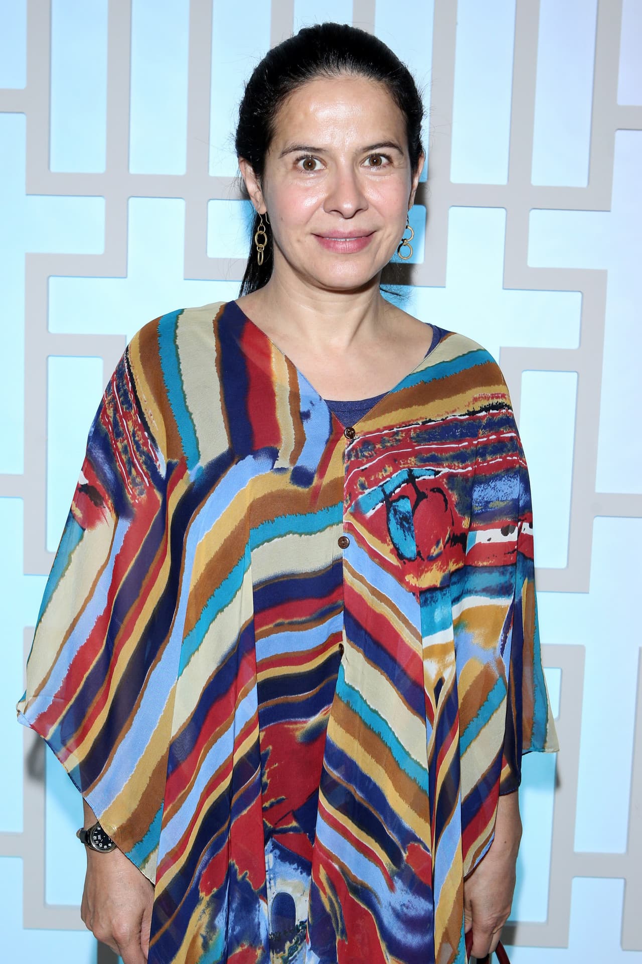 La actriz Arcelia Ramírez fue invitada por la productora Rosy Ocampo para encarnar a 'Inés Durán', madre de 'Marcela' y 'Cristina'. 'Inés' es una mujer dedicada en alma y cuerpo a cuidar de su familia. Sin embargo, su esposo no la valora y constantemente la maltrata.