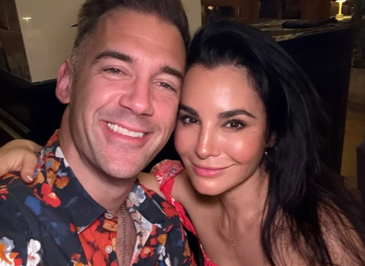 Martha Higareda y Lewis Howes.