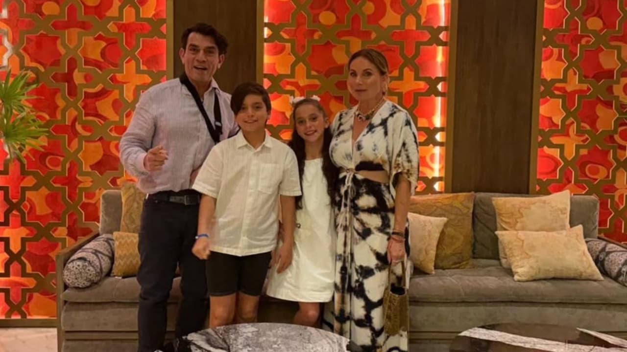 Jorge Salinas y Elizabeth Álvarez junto a sus hijos