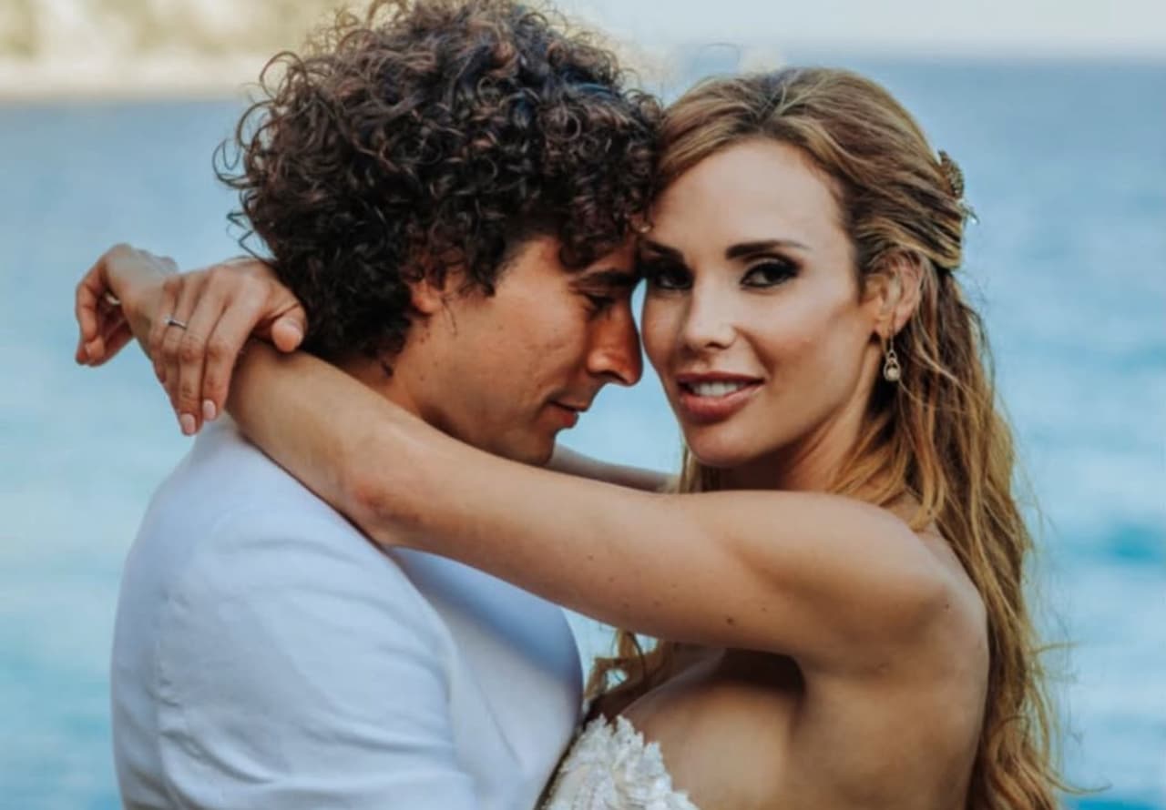 Memo Ochoa y su esposa Karla Mora.