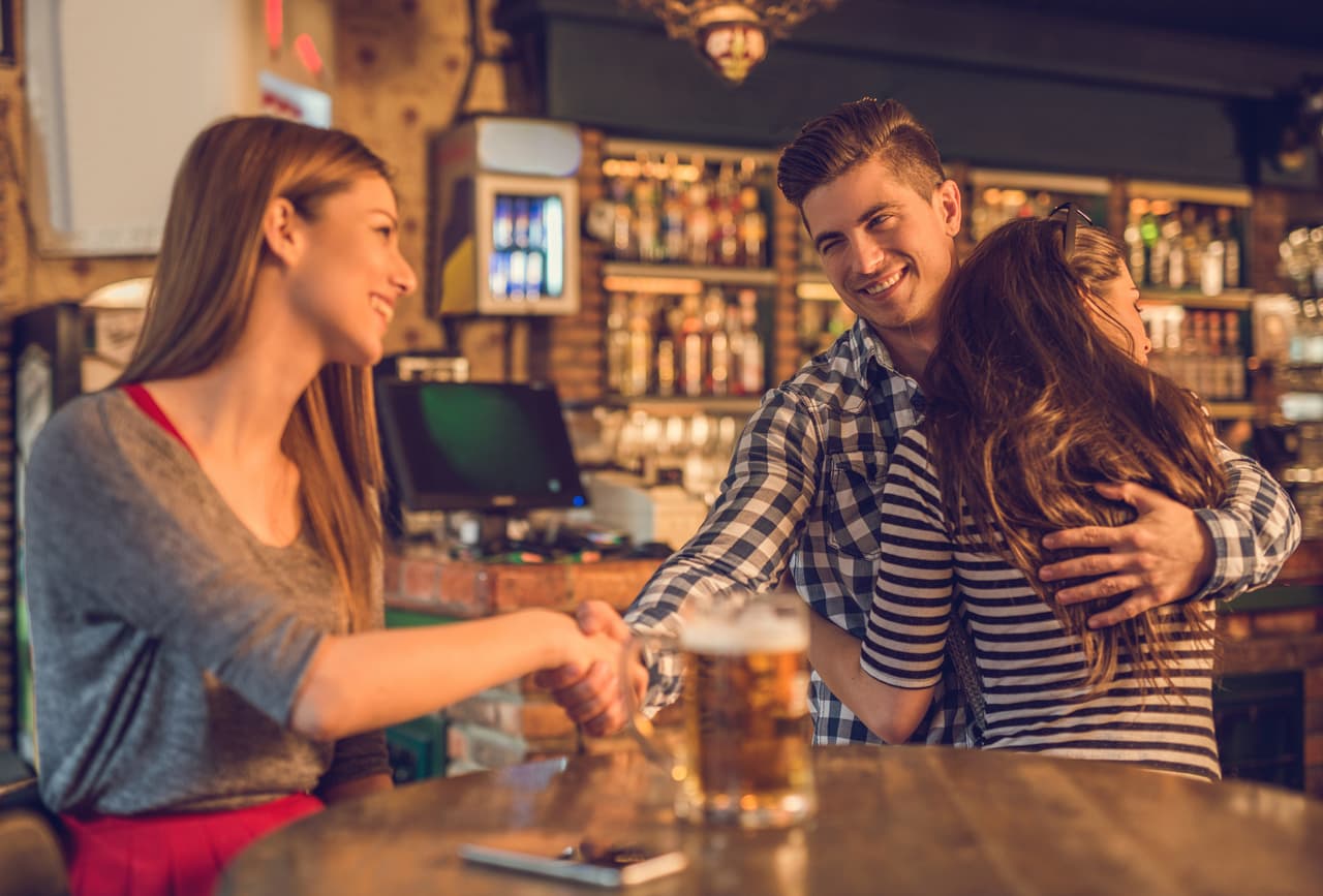 Descubre si tu amiga está enamorada de tu pareja con estas señales